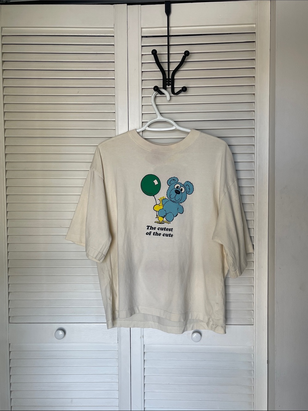 Uniqlo Cream Kids Tee with Blue Bear and Green Balloon